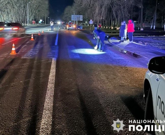 У місті Карлівка автомобіль травмував жінку з дитиною