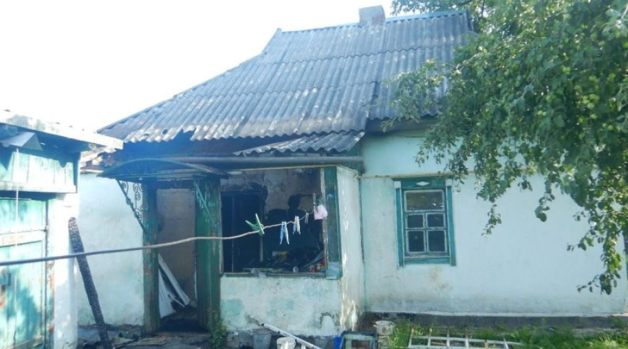 На Полтавщині поліція повідомила про підозри двом чоловікам за крадіжки та підпал будинку